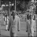 M. Tran Van Huu, président du conseil des ministres de l'Etat du Vietnam, et M. Pham Van Binh, gouverneur du Nord-Vietnam, dans les rues d'Hanoï.