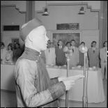 Discours d'un homme vietnamien à l'inauguration de l'exposition de peinture de Madame Pham Dung Doan.