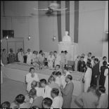 Personnalités vietnamiennes autour d'un buffet à l'inauguration de l'exposition de peinture de Madame Pham Dung Doan.