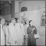 M. Tran Van Huu et M. Pham Van Binh à une exposition de peinture.