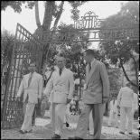 M. Tran Van Huu et M. Pham Van Binh à l'Institut du cancer à Hanoï.