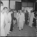 M. Tran Van Huu entre dans un bâtiment.