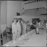 M. Tran Van Huu et M. Pham Van Binh à une exposition de peinture.