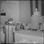 Un délégué des notabilités de Hanoï prononce une allocution de bienvenue à l'attention de M. Tran Van Huu et des hautes personnalités de sa suite, à l'occasion de l'inauguration de l'exposition de peinture de Madame Pham Dung Doan.