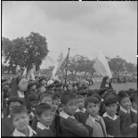 Groupe de jeunes garçons des écoles chrétiennes lors d'une grande réunion des élèves catholiques au stade Mangin.