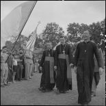 Arrivée au stade Mangin de Mgr Dooley, délégué apostolique pour l'Indochine et la Thaïlande, lors de la grande réunion des élèves catholiques.