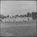 Jeunes filles de l'institution Sainte Marie lors d'une grande réunion des élèves catholiques au stade Mangin.