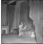 Comédiens sur scène lors d'une représentation de la pièce Feu la mère de Madame au théâtre municipal d'Hanoï.