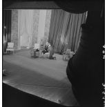 Couple de comédiens sur scène pendant une représentation de Faisons un rêve.