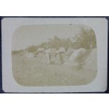 Sarigol (Macédoine). La 4ème Pièce de la 110e B[atter]ie de 58 : Vary - Meunier - Foucher - Minard - Muteau - Beau. [légende d'origine]