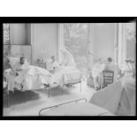 Paris. Hôpital auxiliaire n°232, rue de la Boetie. Une salle de blessés. [légende d'origine]