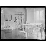 Paris. Hôpital auxiliaire n°232, rue de la Boetie. Salle d'opérations. [légende d'origine]