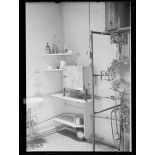 Paris. Hôpital auxiliaire n°232, rue de la Boetie. Salle de stérilisation. [légende d'origine]