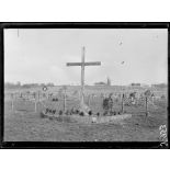 Glorieux (Meuse). Le cimetière, entrée. [légende d'origine]