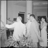 Le sculpteur Aimée Seau commente ses oeuvres lors du vernissage de son exposition.