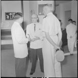 Le sculpteur Aimée Seau converse avec M. Pham Van Binh et le général de Linarès lors du vernissage de son exposition.