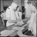 Le général de Linarès et M. Pham Van Binh au vernissage de l'exposition 