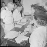 Le général de Linarès et M. Pham Van Binh au vernissage de l'exposition 