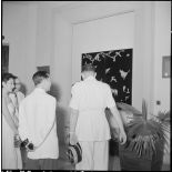 M. Pham Van Binh et le général de Linarès au vernissage de l'exposition 