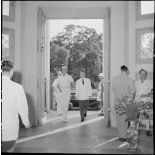 Arrivée du général de Linarès au vernissage de l'exposition 