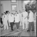 M. Pham Van Binh, le général de Linarès et de hautes personnalités au vernissage de l'exposition 