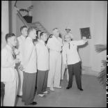 Le sculpteur Aimée Seau commente ses oeuvres lors du vernissage de son exposition.