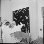 Le sculpteur Aimée Seau commentant ses oeuvres lors du vernissage de son exposition.