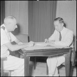 Le général de Linarès et M. Nguyen Dê signent les accords de passation de pouvoirs rattachant le pays Thaï à la Couronne.