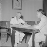 Le général de Linarès et M. Nguyen Dê signent les accords de passation de pouvoirs rattachant le pays Thaï à la Couronne.