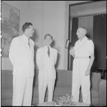 Le général de Linarès, M. Nguyen Dê et M. Janot lors de la signature des accords de passation de pouvoirs rattachant le pays Thaï à la Couronne.