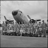 L'équipe militaire française de football posant sur l'aérodrome de Gia Lam (Hanoï).