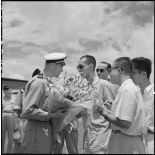 Accueil de l'équipe militaire française de football à l'aéroport de Gia Lam.