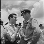 Dès son arrivée à l'aéroport de Gia Lam, un officier de l'armée de l'Air, dirigeant de l'équipe militaire de football de France, est interviewé par un reporter radio.