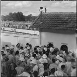 Foule à l'entrée du stade devant les guichets fermés.