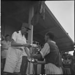 Le général de Linarès remet une coupe à un joueur de la  sélection vietnamienne d'Hanoï.