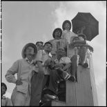 Des spectateurs du match de football opposant l'équipe militaire de France à la sélection vietnamienne d'Hanoï.