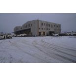 Vues extérieures des bâtiments du BAT INF 2 (bâtiments vie et PC opérations) tenu par le RICM dans le quartier de Nedzarici enneigé.