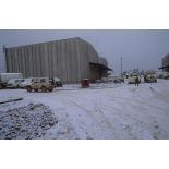 Vues extérieures des bâtiments du BAT INF 2 (bâtiments vie et PC opérations) tenu par le RICM dans le quartier de Nedzarici enneigé.