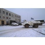 Vues extérieures des bâtiments du BAT INF 2 (bâtiments vie et PC opérations) tenu par le RICM dans le quartier de Nedzarici enneigé.