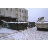 Vues extérieures des bâtiments du BAT INF 2 (bâtiments vie et PC opérations) tenu par le RICM dans le quartier de Nedzarici enneigé.