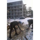 Les casques bleus du BAT INF 2 (RICM) viennent en aide aux personnels de l'hospice civil de Nedzarici.