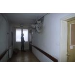 Les casques bleus du BAT INF 2 (RICM) viennent en aide aux personnels de l'hospice civil de Nedzarici.