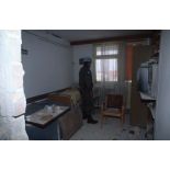 Les casques bleus du BAT INF 2 (RICM) viennent en aide aux personnels de l'hospice civil de Nedzarici.