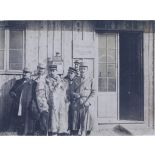 Relève des médecins du front. Ceux-ci y retournent et n'ont pas le sourire. [légende d'origine]