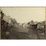 [Chine. Une cour carrée à l'intérieur d'un groupe d'habitations].