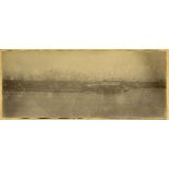 [Chine. Une ville en bordure de rivière].