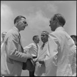 M. MacDonald à son arrivée sur l'un des aérodromes d'Hanoï.	