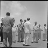 M. MacDonald et les personnalités venues l'accueillir à son arrivée sur l'un des aérodromes d'Hanoï.	
