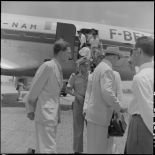 A son arrivée sur l'un des aérodromes d'Hanoï, M. Merlo, délégué général du haut-commissaire de France au Nord-Vietnam, s'entretient avec les autorités.
