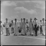 A son arrivée sur l'un des aérodromes d'Hanoï, M. Merlo, délégué général du haut-commissaire de France au Nord-Vietnam, s'entretient avec les autorités.